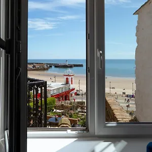  Apartment Lighthouse View: Seaside Retreat With Sky Tv And Free Parking