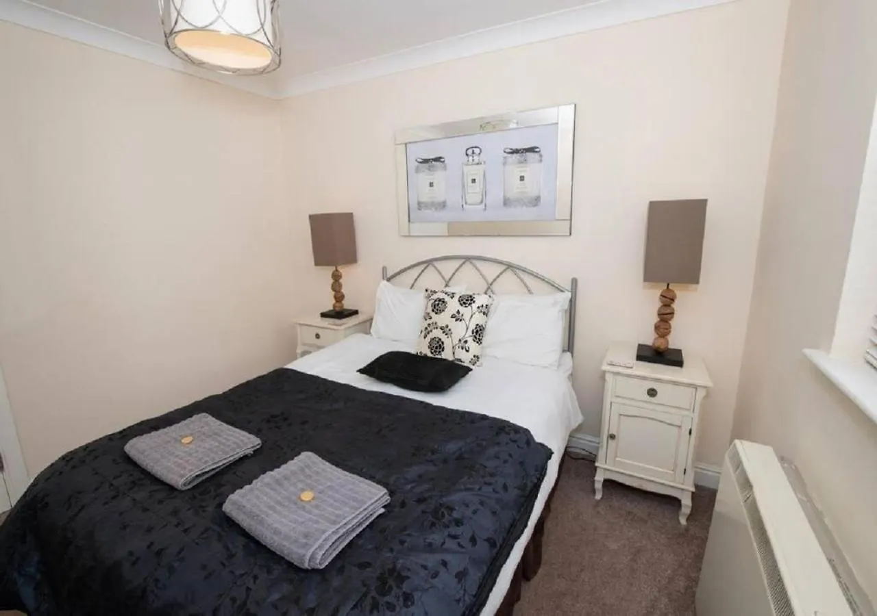 Puffin - Beautifully Furnished Double Bedroom Apartment スカーバラ