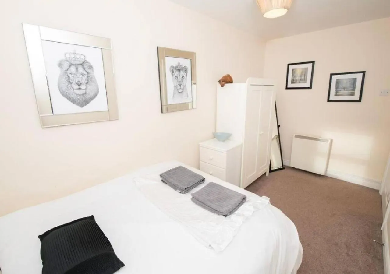 Puffin - Beautifully Furnished Double Bedroom Apartment スカーバラ